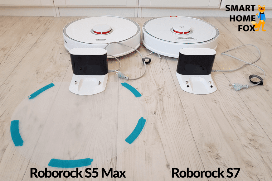 Beiden Ladestationen des Roborock S7 und des Roborock S5 Max stehen auf dem Boden nebeneinander